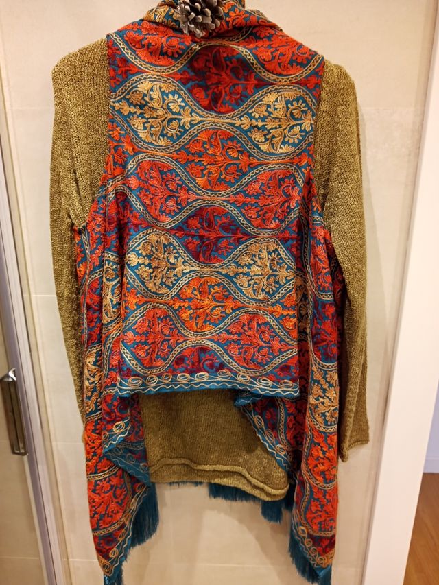 chaleco indio con flecos.colores.