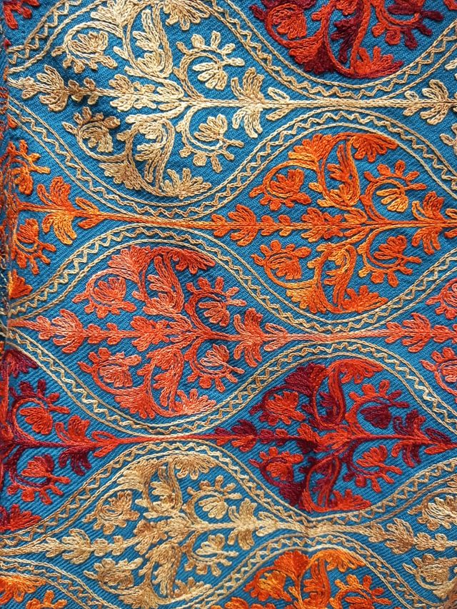 chaleco indio con flecos.colores.