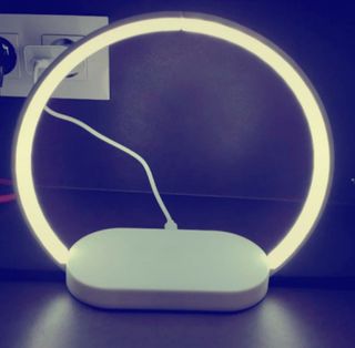 LÁMPARA CON CARGADOR INALÁMBRICO.