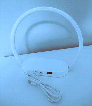 LÁMPARA CON CARGADOR INALÁMBRICO.