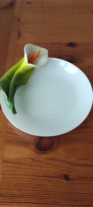 piatto in vetro decorato con fiore di calla in por