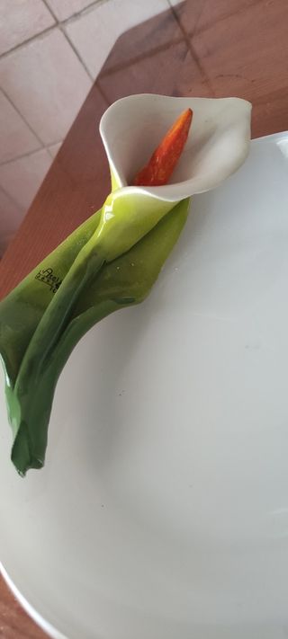 piatto in vetro decorato con fiore di calla in por