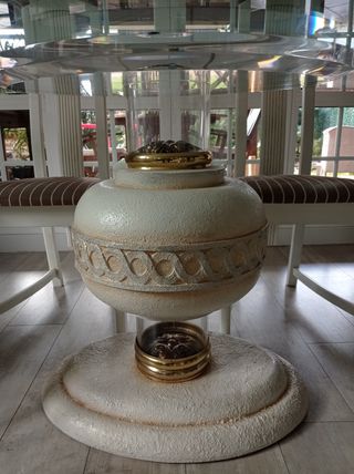 mesa de cristal con pie de bronce