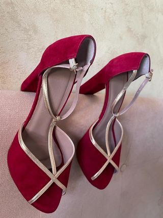 Tacones burdeos novia