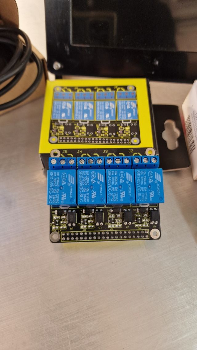 raspberry pi3 b+, pantalla, placa 4 relés