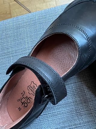 Chollo!!!! Zapatos de piel negros niña. Talla 34.