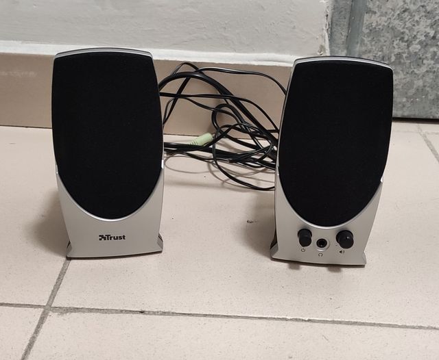 Altavoces Trust 5 vatios.