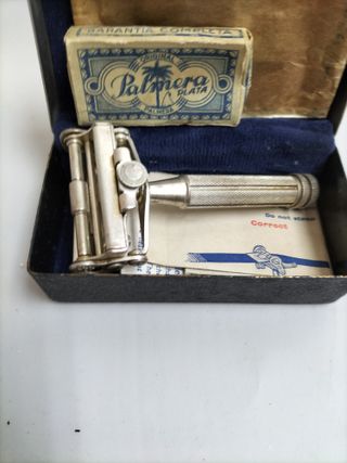 Maquinilla de afeitar antigua con acabado en plata