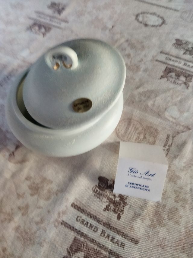 Vaso nuovo con cartellino e libro mug