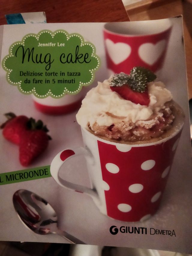 Vaso nuovo con cartellino e libro mug