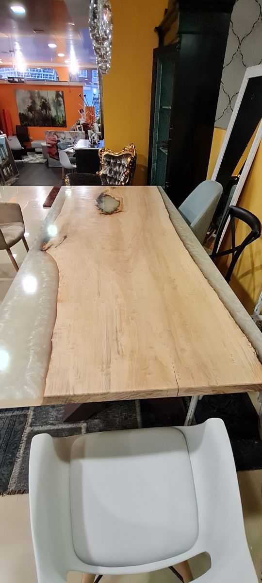 Mesa madera de Olmo en una pieza
