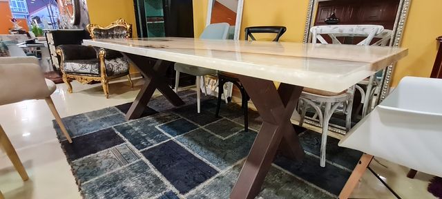 Mesa madera de Olmo en una pieza