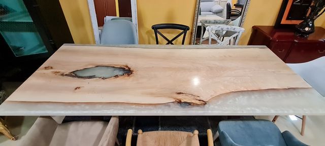 Mesa madera de Olmo en una pieza