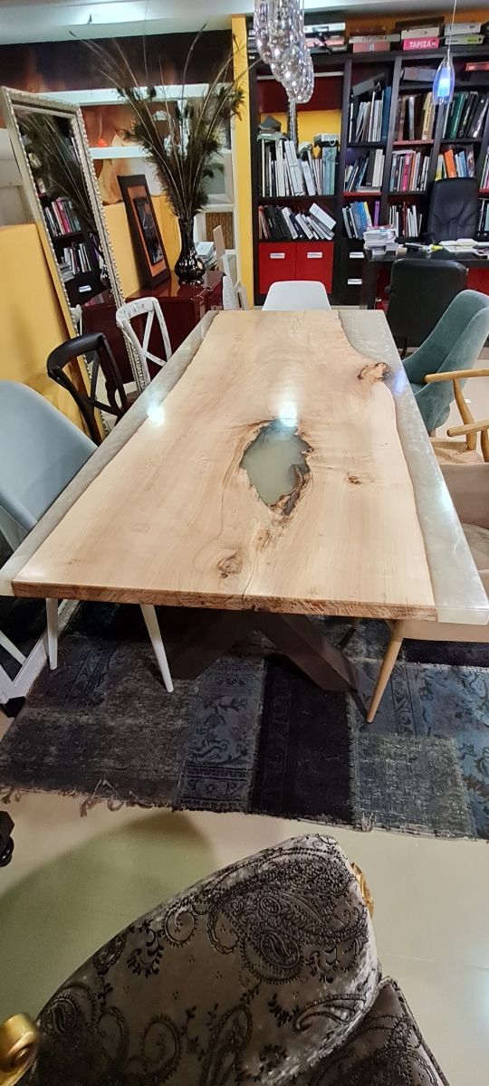 Mesa madera de Olmo en una pieza