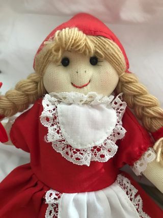 Muñeca Caperucita artesanal