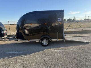 Remolque fibra de 750 kl como nuevo con portón