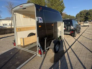 Remolque fibra de 750 kl como nuevo con portón