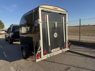 Remolque fibra de 750 kl como nuevo con portón