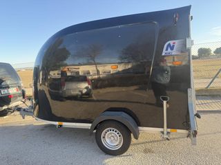 Remolque fibra de 750 kl como nuevo con portón