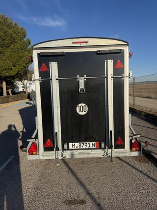 Remolque fibra de 750 kl como nuevo con portón