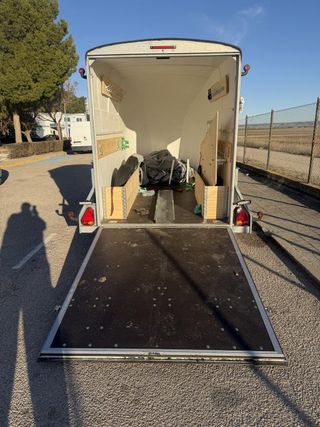 Remolque fibra de 750 kl como nuevo con portón