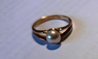 ANILLO CON PERLA ENGARZADA, CON BAÑO DE ORO