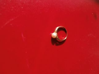ANILLO CON PERLA ENGARZADA, CON BAÑO DE ORO
