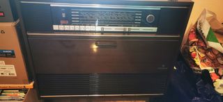 Gramola con tocadiscos y casette 1960