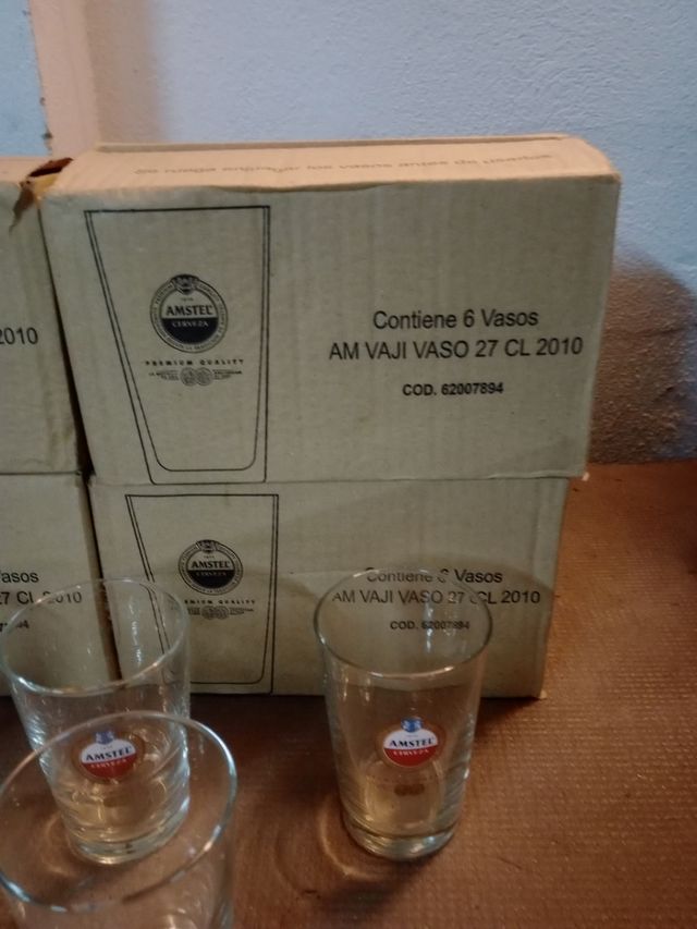 vasos de cerveza amstel