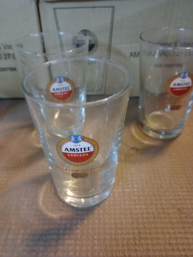 vasos de cerveza amstel
