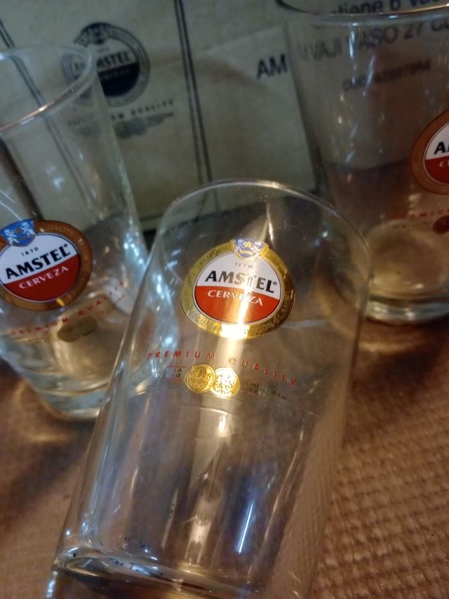 vasos de cerveza amstel