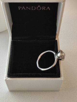 Pandora anillo con perla,nunca se uso, impecable.