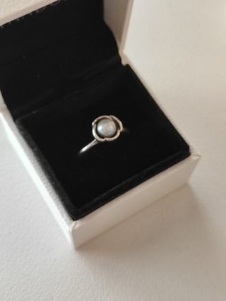 Pandora anillo con perla,nunca se uso, impecable.