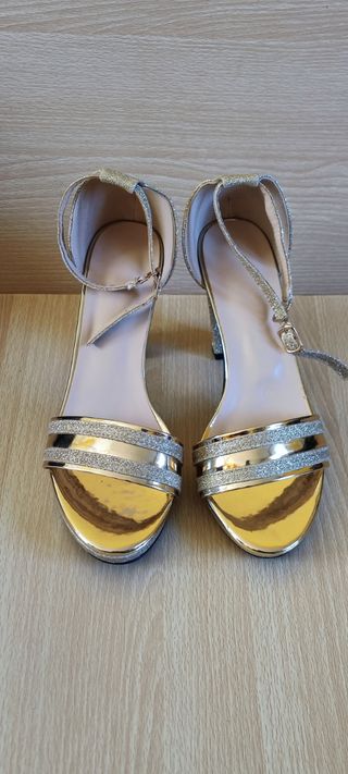 Sandalias de color metálico con tacón grueso tira 