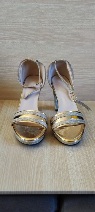 Sandalias de color metálico con tacón grueso tira 