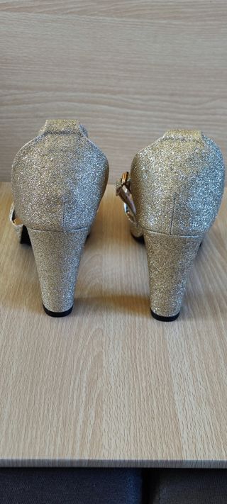 Sandalias de color metálico con tacón grueso tira 