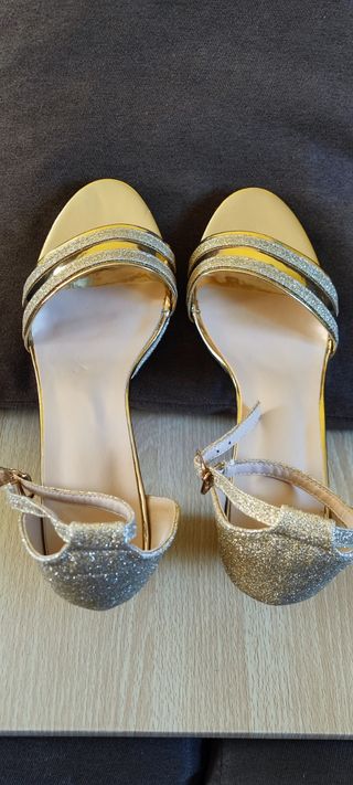 Sandalias de color metálico con tacón grueso tira 