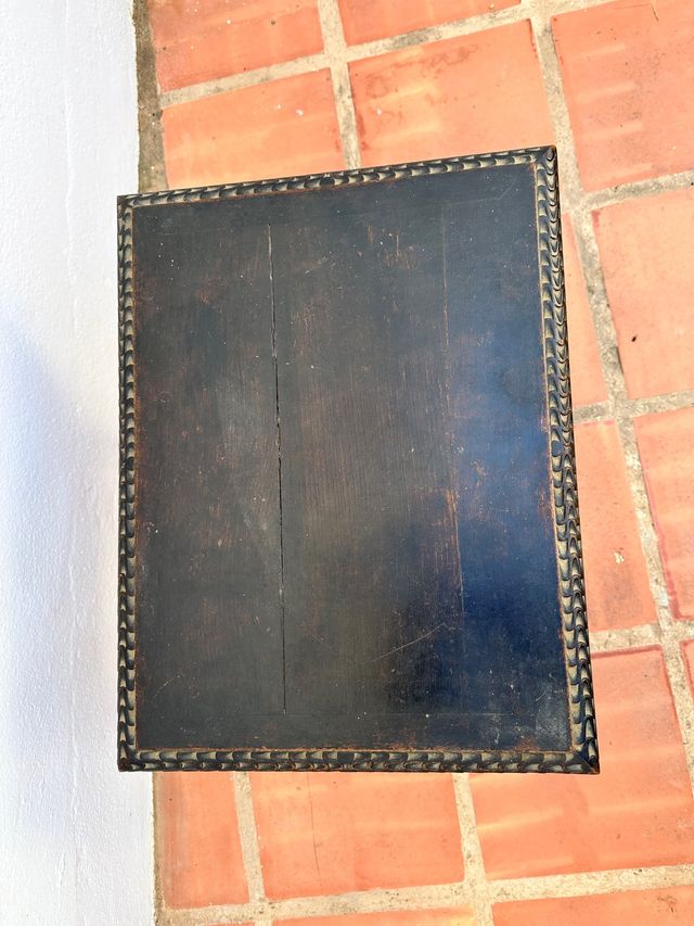 Antigua mesa de madera tallada