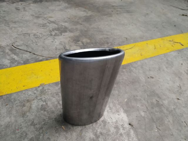 boca tubo escape coche.