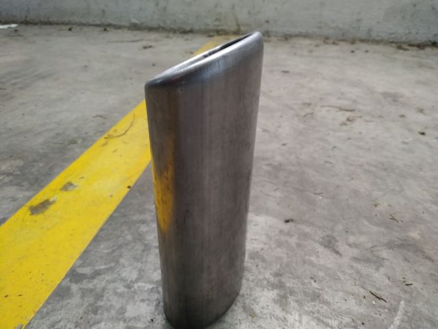 boca tubo escape coche.