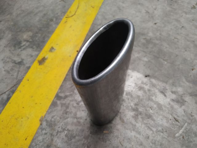 boca tubo escape coche.