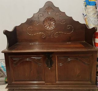 banco antiguo con baul