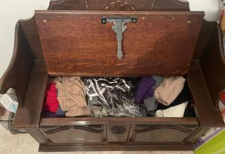 banco antiguo con baul