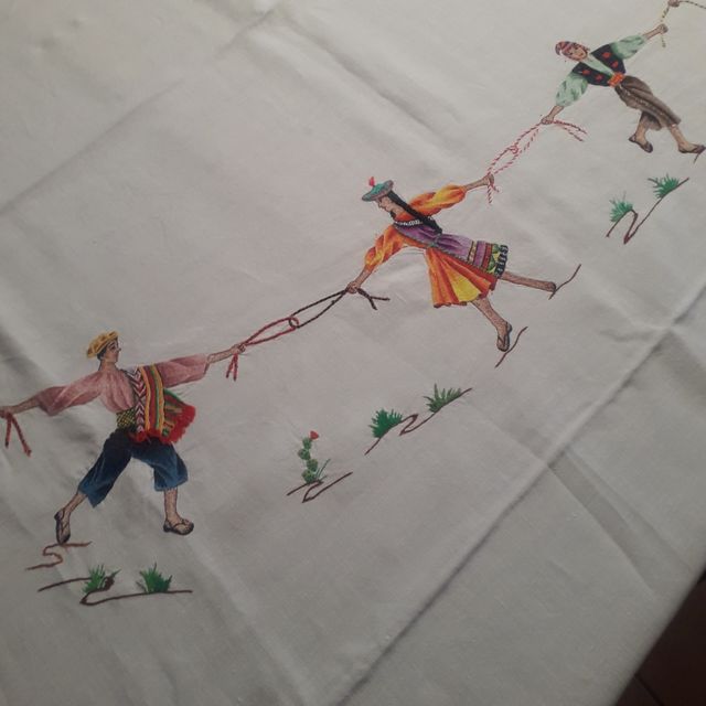 TOVAGLIA RICAMATA A MANO BOLIVIANA