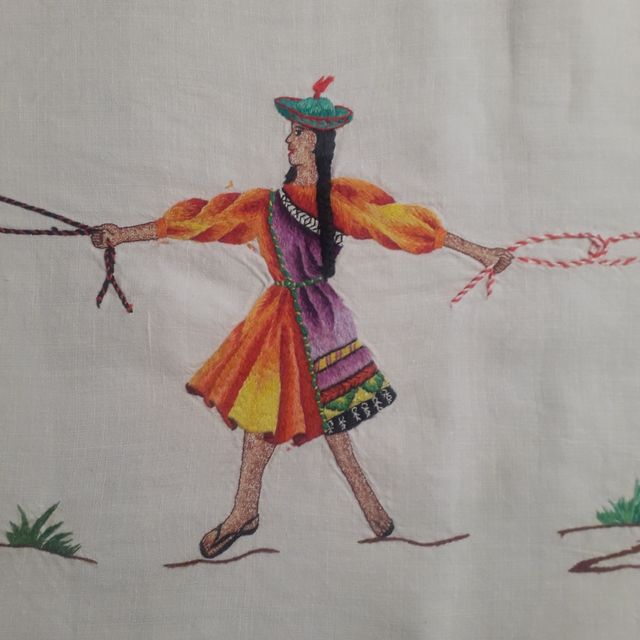 TOVAGLIA RICAMATA A MANO BOLIVIANA