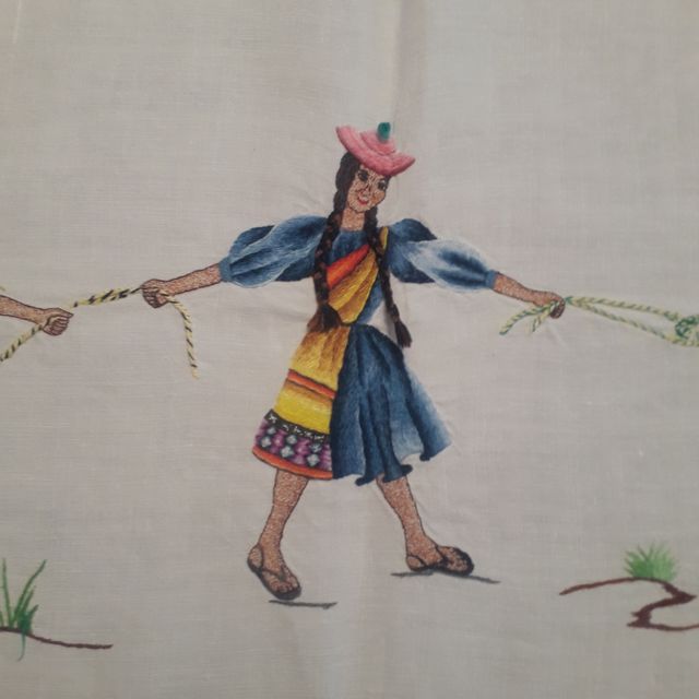 TOVAGLIA RICAMATA A MANO BOLIVIANA