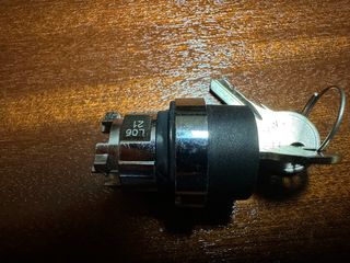 interruptor rotativo 2 posições com 2 chaves.