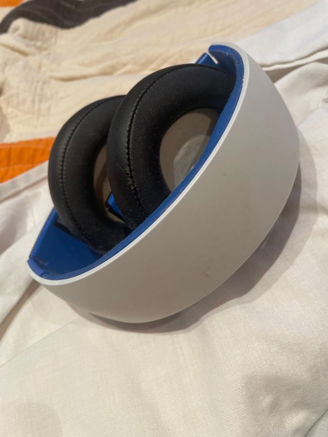 PS4 PRO (1 TB) + 2 controller+auricolari + GTA V