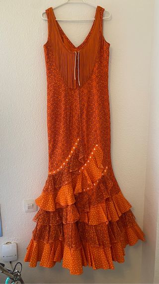Vestido de flamenca sevillana con flecos y vuelo