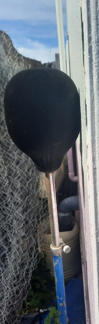 Puño para golpear con su pie de hierro pesado